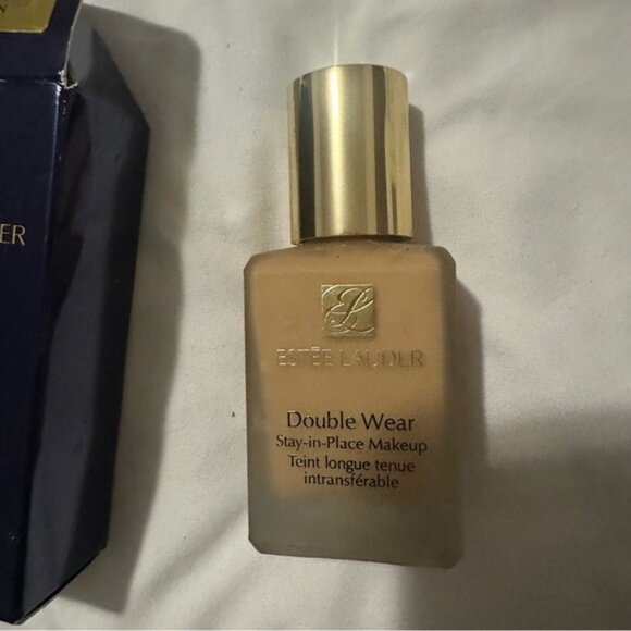 Estee Lauder Double Wear Stay-in-Place Foundation 3W1.5 Fawn - Picture 7 of 9